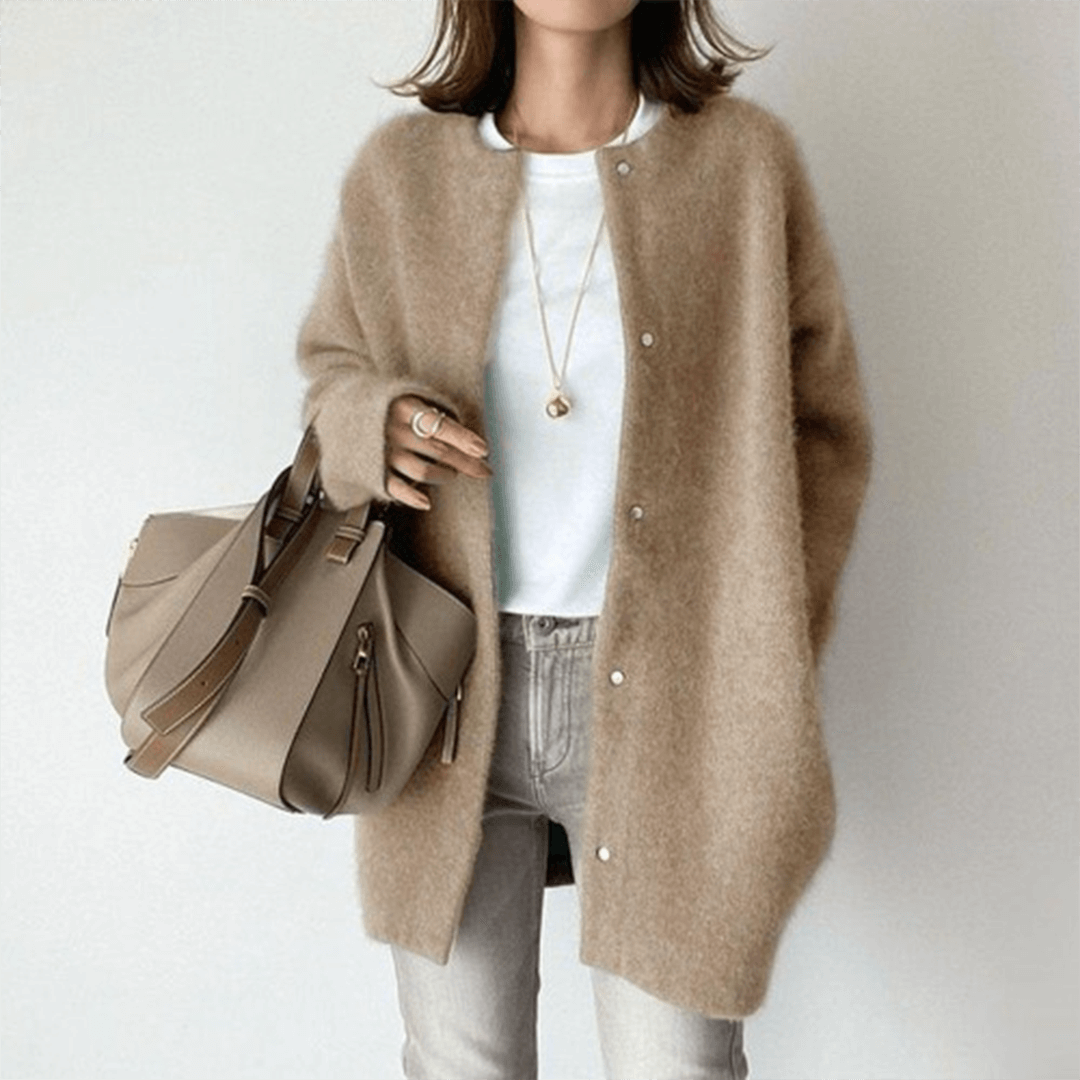 Kardigan damski oversize bez kołnierza w kolorze khaki, perłowe guziki, widok z przodu