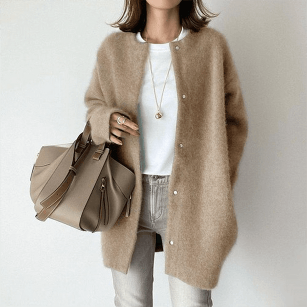 Kardigan damski oversize bez kołnierza w kolorze khaki, perłowe guziki, widok z przodu