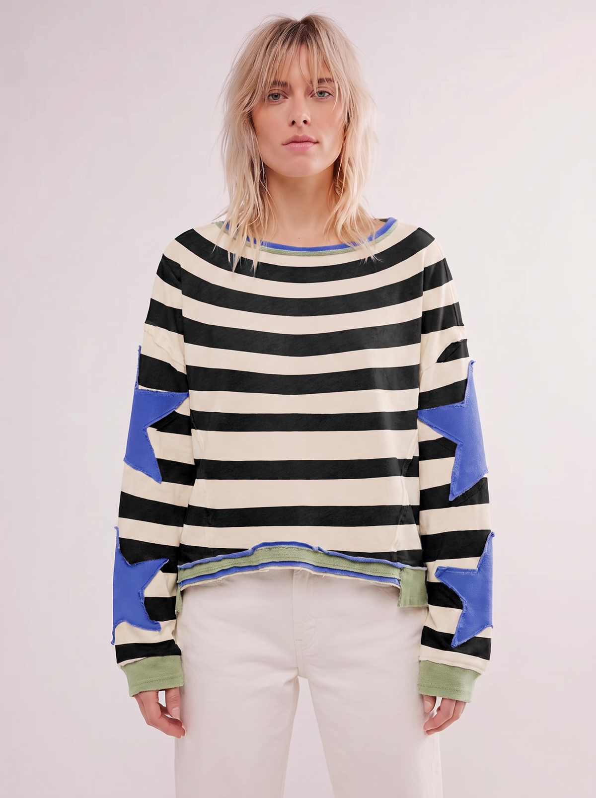 Bluza oversize w czarno-kremowe paski z niebieskimi aplikacjami gwiazdek, widok z przodu