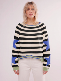 Bluza oversize w czarno-kremowe paski z niebieskimi aplikacjami gwiazdek, widok z przodu