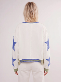 Bluza oversize z aplikacjami gwiazdek, widok z tyłu: surowe szwy i nierówne wykończenie dołu