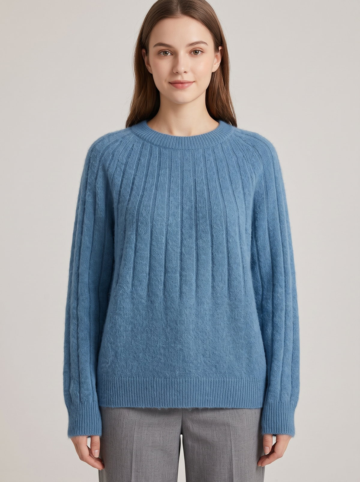 Niebieski sweter damski oversize z miękkiej dzianiny w prążki, okrągły dekolt, widok z przodu