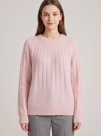 Jasnoróżowy sweter damski oversize z miękkiej dzianiny w prążki, widok z przodu