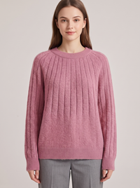 Różowy sweter damski oversize z miękkiej dzianiny w prążki, widok z przodu