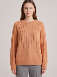Pomarańczowy sweter damski oversize z miękkiej dzianiny w prążki, widok z przodu