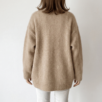 Kardigan damski oversize w kolorze khaki, widok z tyłu na modelce