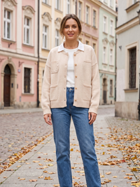 Kremowy kardigan damski z kontrastowym białym kołnierzykiem na modelce, cała sylwetka, jesienna ulica