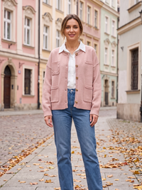 Różowy kardigan damski z białym kołnierzykiem i guzikami na modelce, widok z przodu