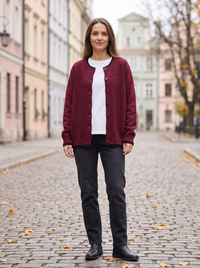 Bordowy kardigan damski oversize z teksturowanej dzianiny na modelce, cała sylwetka, jesienna ulica