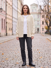 Kremowy kardigan damski oversize na guziki na modelce, widok z przodu