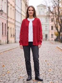 Czerwony kardigan damski oversize z teksturowanej dzianiny na modelce, widok z przodu