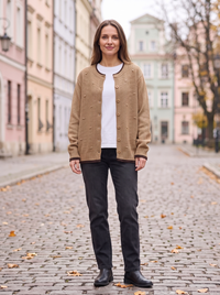 Kardigan damski oversize w kolorze camel na modelce, widok z przodu