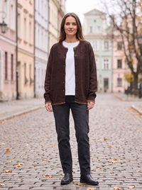 Ciemnobrązowy kardigan damski oversize na guziki na modelce, widok z przodu