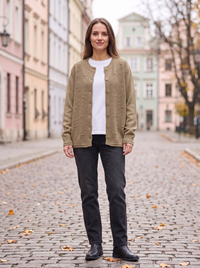Piaskowy kardigan damski oversize z teksturowanej dzianiny na modelce, widok z przodu