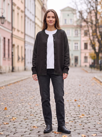 Czarny kardigan damski oversize na guziki na modelce, widok z przodu