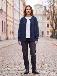 Granatowy kardigan damski oversize z teksturowanej dzianiny na modelce, widok z przodu
