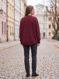 Bordowy kardigan damski oversize na modelce, widok z tyłu: teksturowana dzianina i zaokrąglony dół