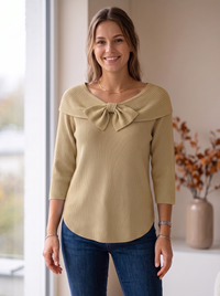 Sweter damski prążkowany w kolorze khaki z kokardą przy dekolcie na modelce, widok z przodu