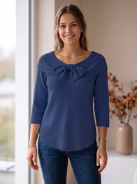 Granatowy sweter damski prążkowany z kokardą przy dekolcie na modelce, rękaw 3/4, widok z przodu