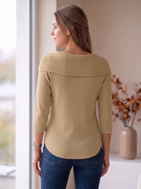 Sweter damski prążkowany w kolorze khaki na modelce, widok z tyłu: kołnierz i zaokrąglony dół