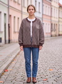 Jasnoszary kardigan damski oversize na guziki, splot waflowy i naszywana kieszeń, na modelce, widok z przodu