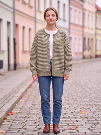Brązowy kardigan damski oversize na guziki, splot waflowy i naszywana kieszeń, na modelce, widok z przodu