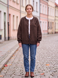 Rdzawy kardigan damski oversize na guziki, splot waflowy i naszywana kieszeń, na modelce, widok z przodu