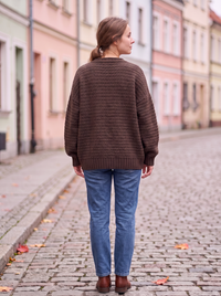 Rdzawy kardigan damski oversize na modelce, widok z tyłu: splot waflowy i ściągacz u dołu