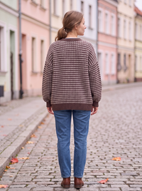 Jasnoszary kardigan damski oversize na modelce, widok z tyłu: splot waflowy i ściągacz u dołu