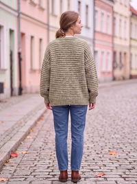 Brązowy kardigan damski oversize na modelce, widok z tyłu: splot waflowy i ściągacz u dołu