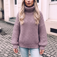 Fioletowy sweter damski oversize z golfem na modelce, cała sylwetka, splot ryżowy