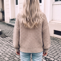 Sweter damski oversize z golfem w kolorze khaki na modelce, widok z tyłu: gruba dzianina i ściągacz u dołu