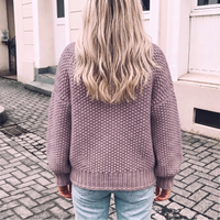 Fioletowy sweter damski oversize z golfem na modelce, widok z tyłu