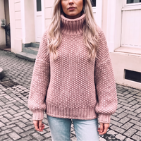 Jasnoróżowy sweter damski oversize z golfem na modelce, cała sylwetka, splot ryżowy