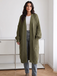 Kardigan damski długi oversize w kolorze zieleni wojskowej na modelce, cała sylwetka